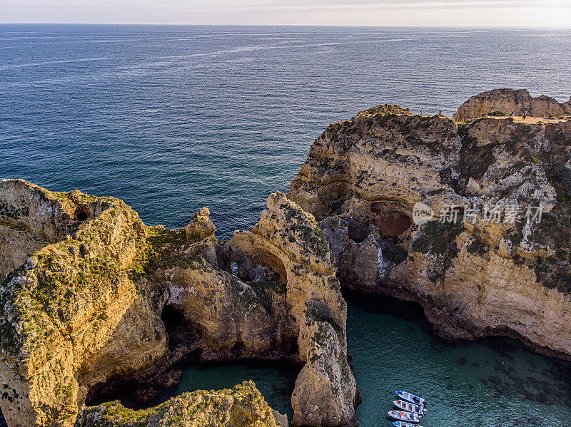 Ponta da Piedade悬崖鸟瞰图在阿尔加维，葡萄牙